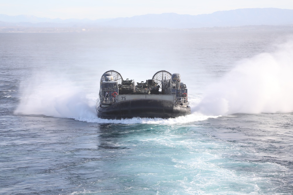 DVIDS - Images - Loading LCACs into USS Makin Island [Image 2 of 3]