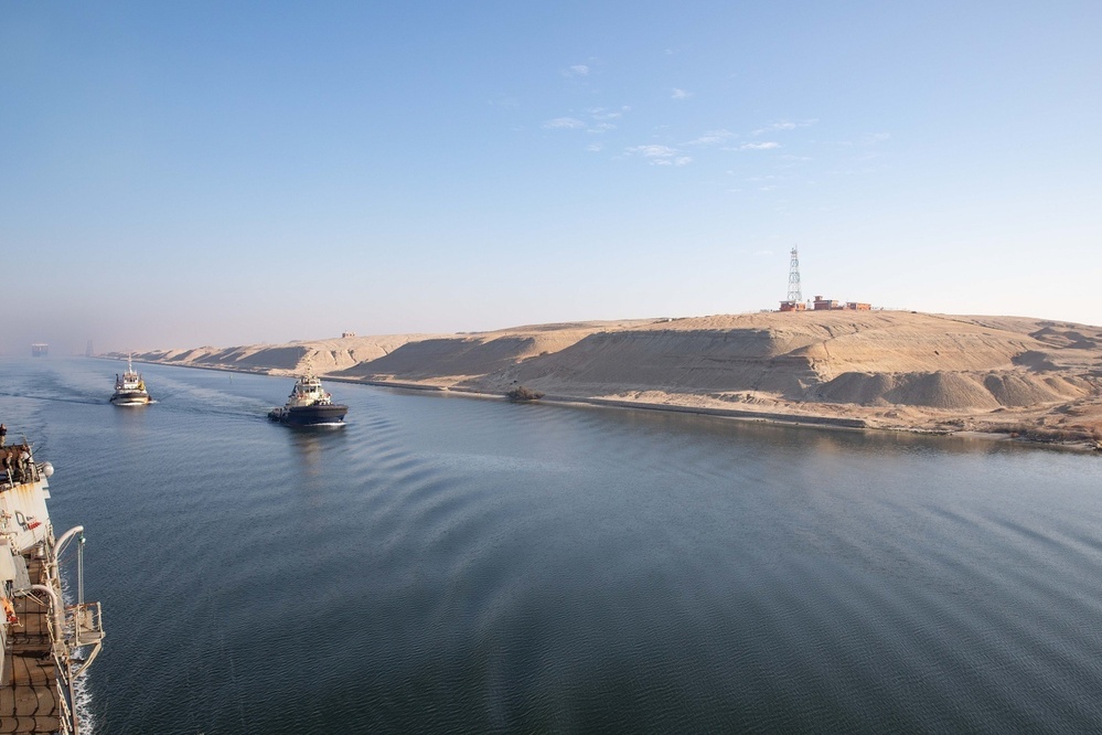 USS Truxtun transits Suez Canal