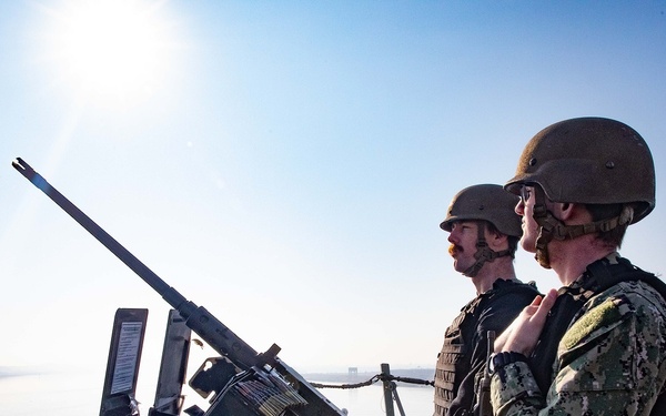 USS Truxtun transits Suez Canal