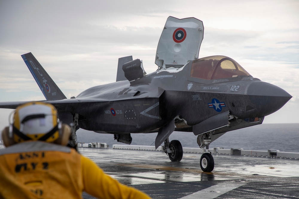 USS Makin Island conduct offloading operations