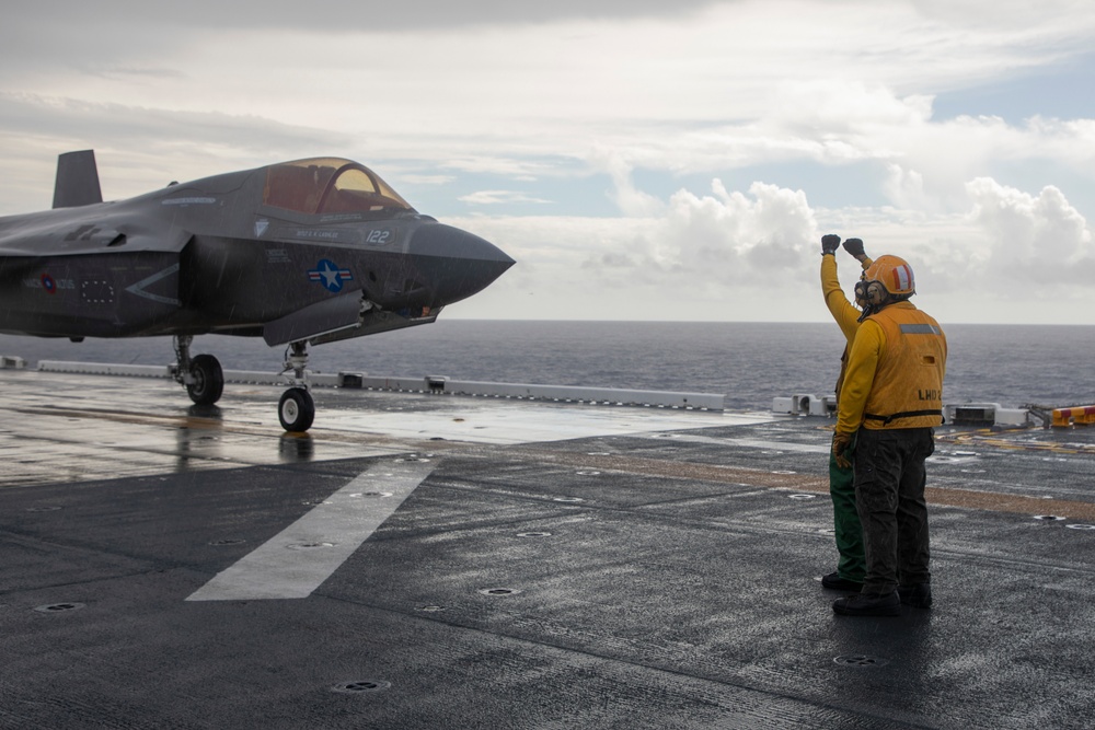 USS Makin Island conduct offloading operations