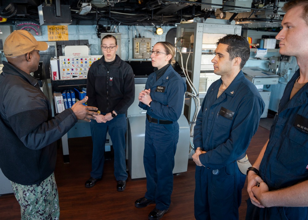 VADM Dwyer visits USS Mesa Verde