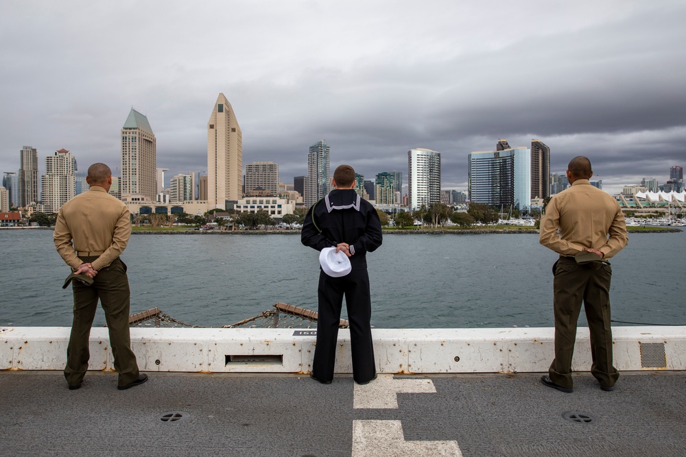 USS Anchorage Man The Rails