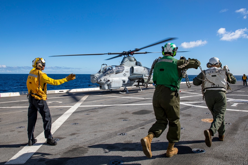 VMM 362 Arrive on USS Anchorage