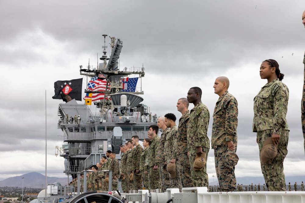 USS Makin Island Man the Rails