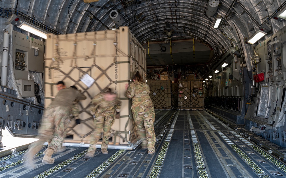 DVIDS - Images - C-17 supports U.S. CENTCOM AOR [Image 10 of 15]