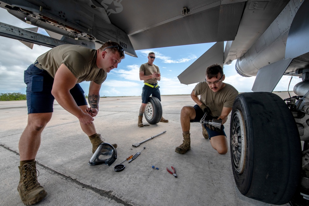 180FW Trains with the &quot;Sun Downers&quot; in the Sunshine State