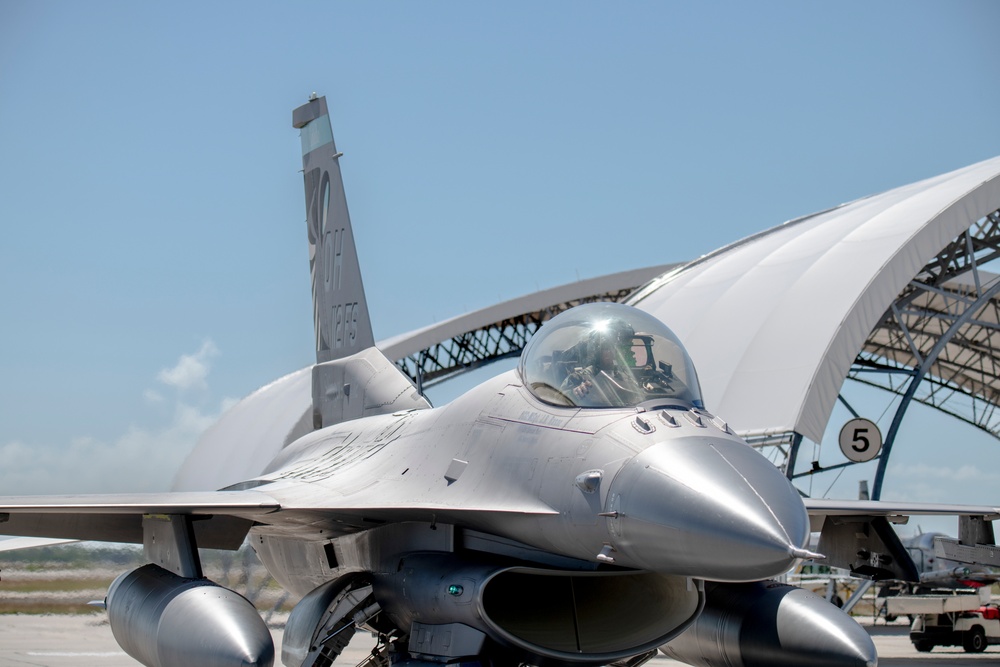 180FW Trains with the &quot;Sun Downers&quot; in the Sunshine State