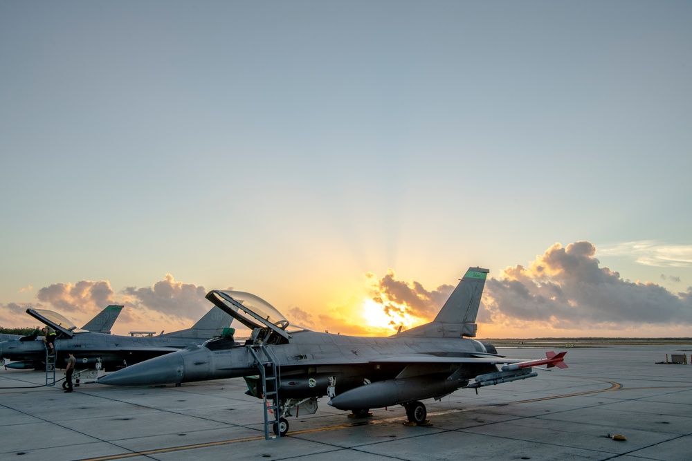 180FW Trains with the &quot;Sun Downers&quot; in the Sunshine State