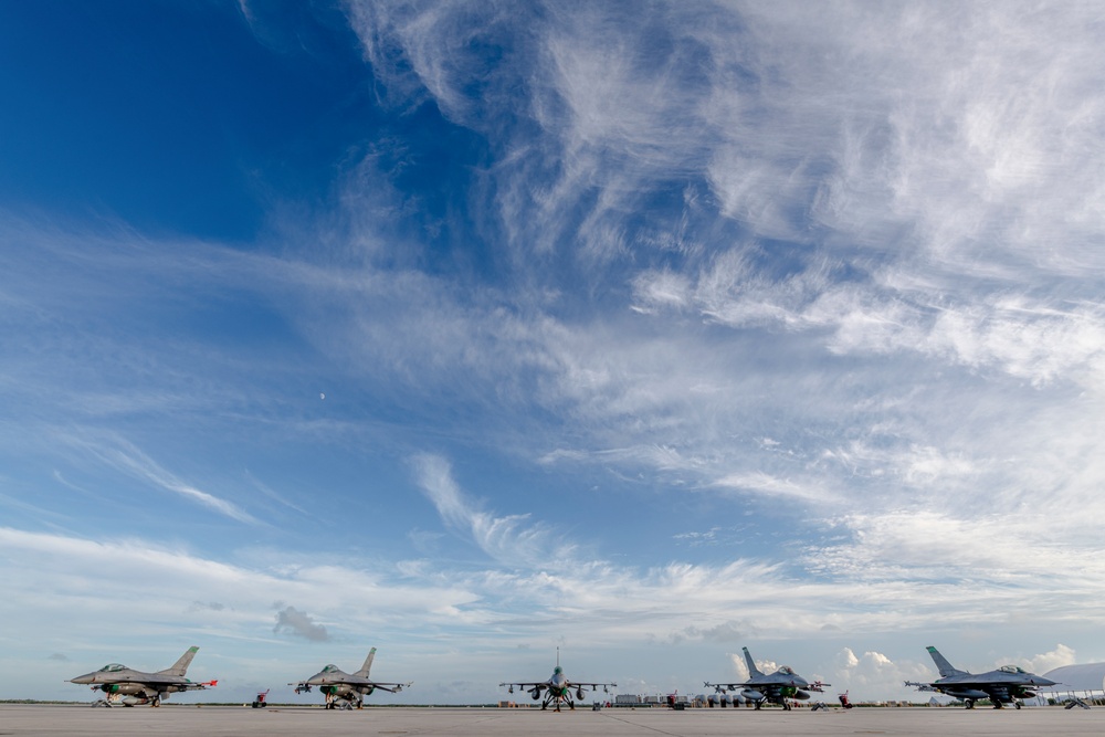 180FW Trains with the &quot;Sun Downers&quot; in the Sunshine State