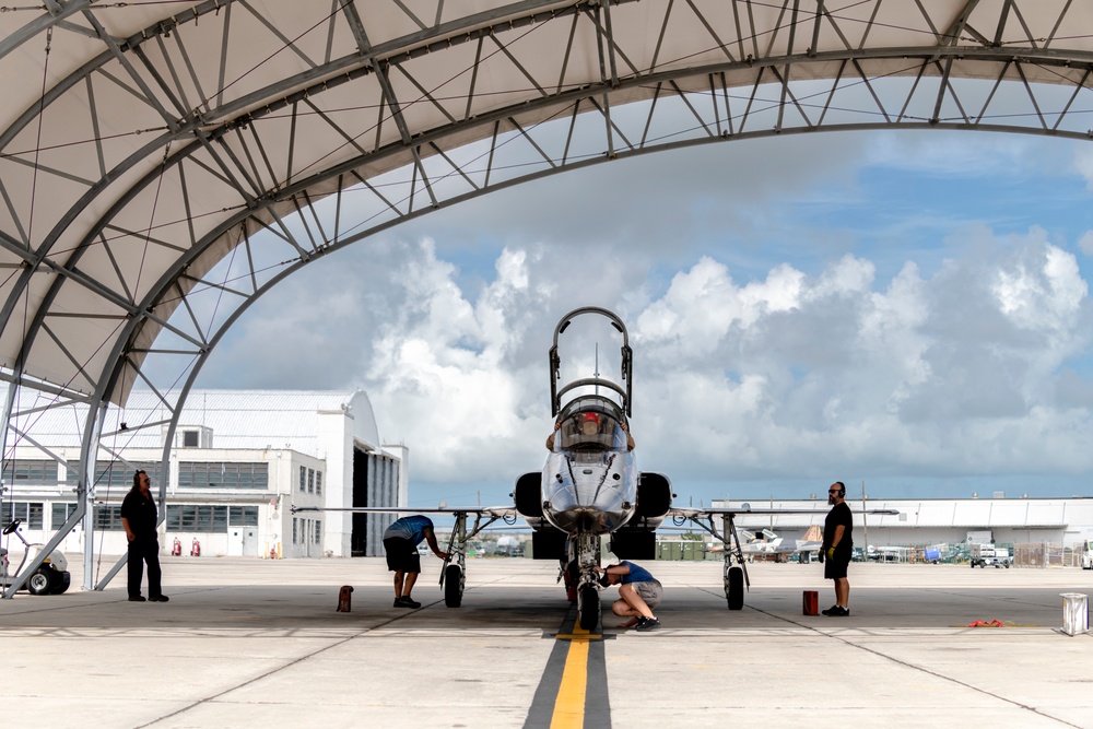 180FW Trains with the &quot;Sun Downers&quot; in the Sunshine State