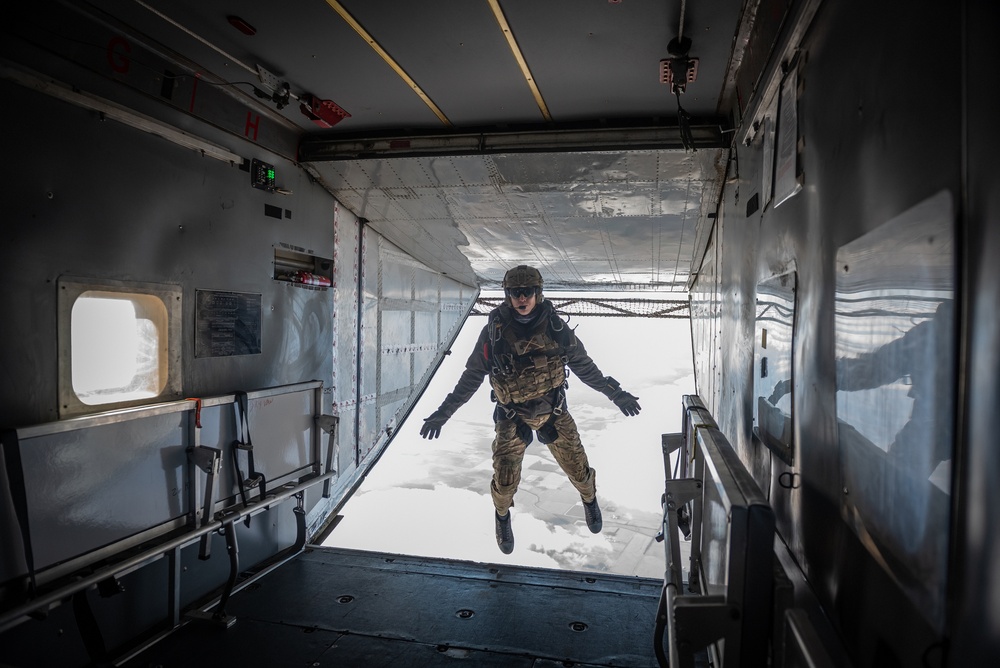 123rd STS participates in skydive training