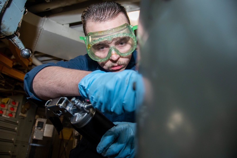 USS Ronald Reagan (CVN 76) Sailors perform maintenance