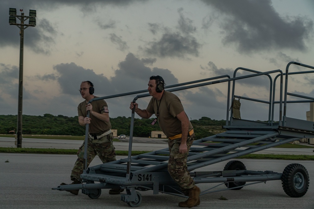 15th Airlift Squadron integrates with B-52s for ACE mission in Guam