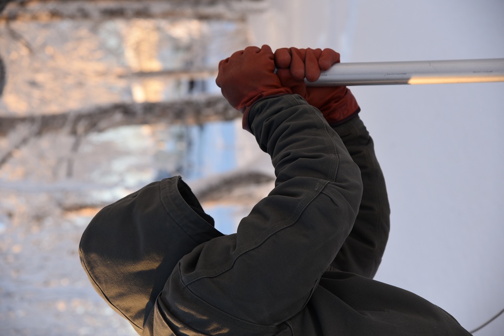 Army hydraulics and hydrology engineers teach snowpack measurement class in Alaska
