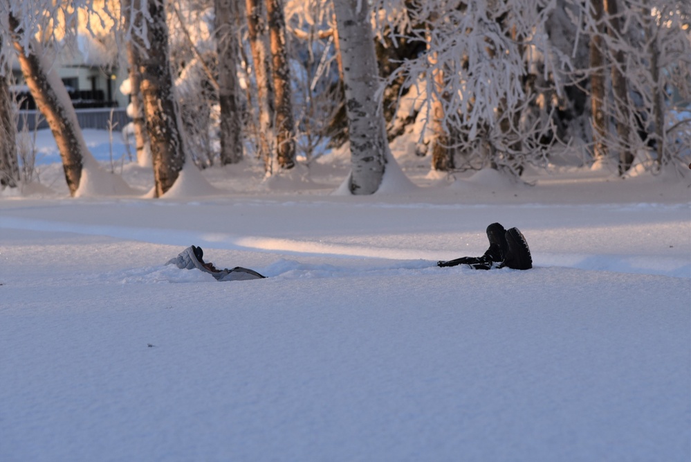 Army hydraulics and hydrology engineers teach snowpack measurement class in Alaska