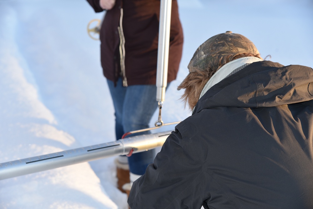 Army hydraulics and hydrology engineers teach snowpack measurement class in Alaska