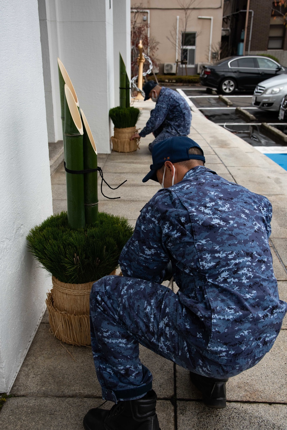 JMSDF presents kadomatsu to CFAY for new year