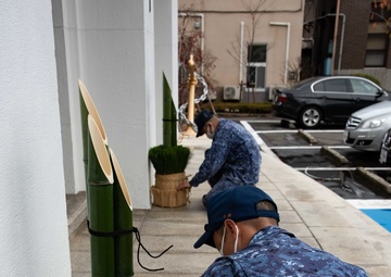JMSDF presents kadomatsu to CFAY for new year