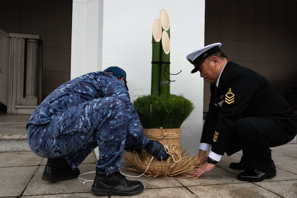 JMSDF presents kadomatsu to CFAY for new year