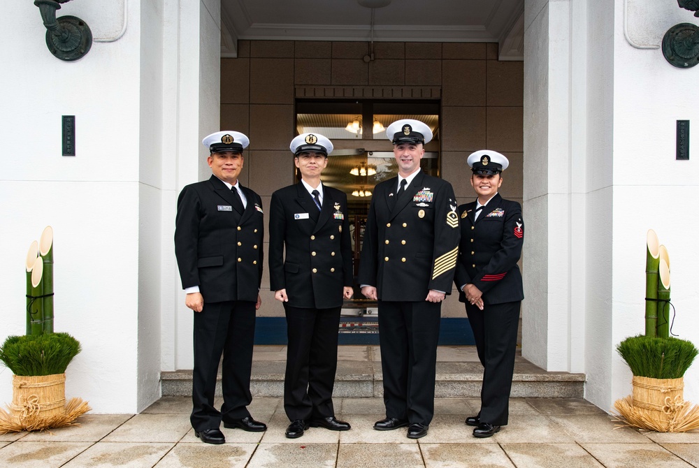 JMSDF presents kadomatsu to CFAY for new year