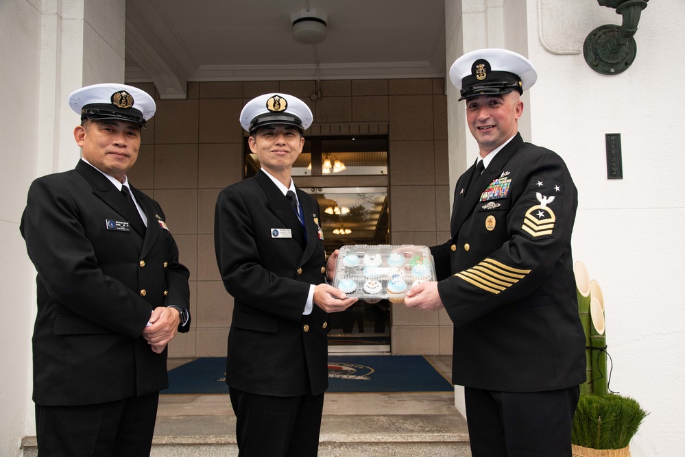 JMSDF presents kadomatsu to CFAY for new year