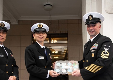 JMSDF presents kadomatsu to CFAY for new year
