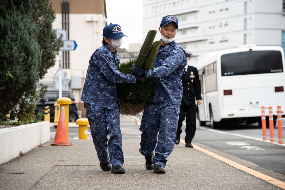 JMSDF presents kadomatsu to CFAY for new year