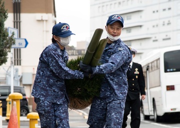 JMSDF presents kadomatsu to CFAY for new year