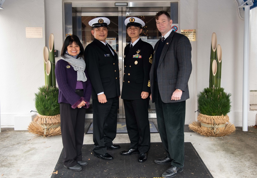 JMSDF presents kadomatsu to CFAY for new year