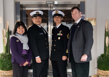 JMSDF presents kadomatsu to CFAY for new year