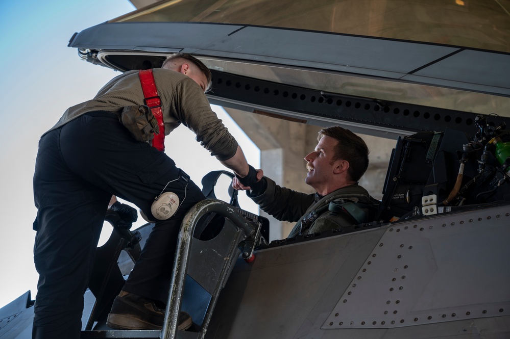 Raptors depart the 18th Wing in support of IRON SHADOW