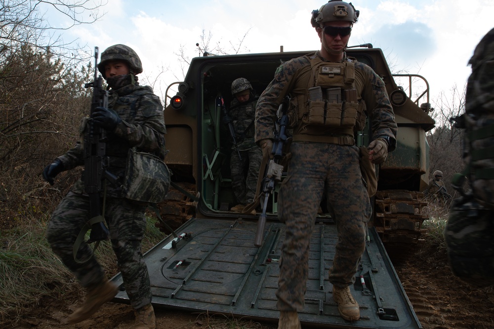 KMEP 23.1: U.S. Marines and Republic of Korea Marines conduct a mechanized assault training event