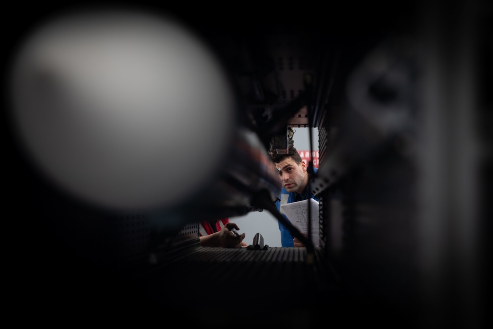 USS BATAAN SAILORS LOAD NATO LAUNCHER