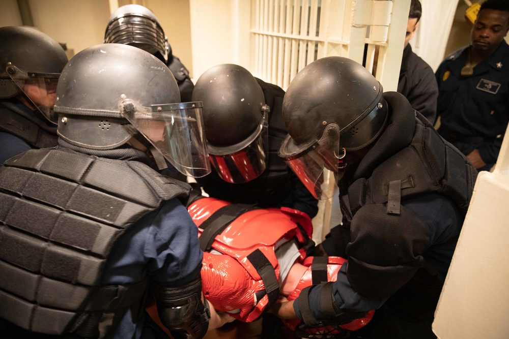 USS Bataan Security Forces Participate in Brig Extraction Training