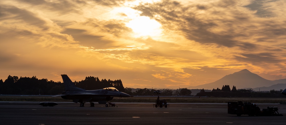 PACAF F-16 Demo Team participates in Nyutabaru Air Festival