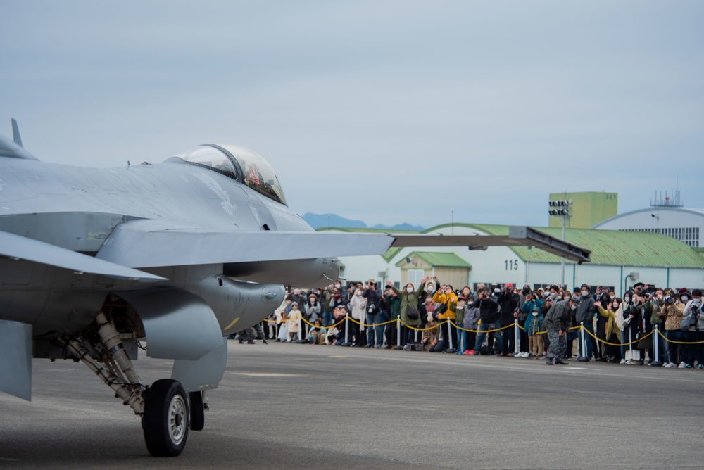 PACAF F-16 Demo Team participates in Nyutabaru Air Festival