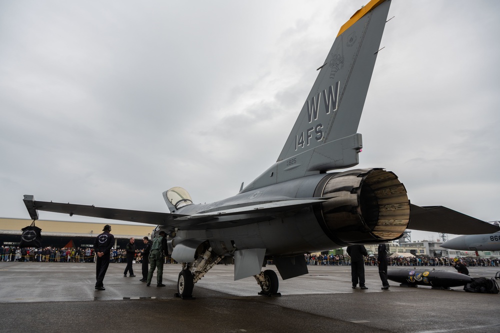 DVIDS - Images - PACAF F-16 Demo Team participates in Nyutabaru