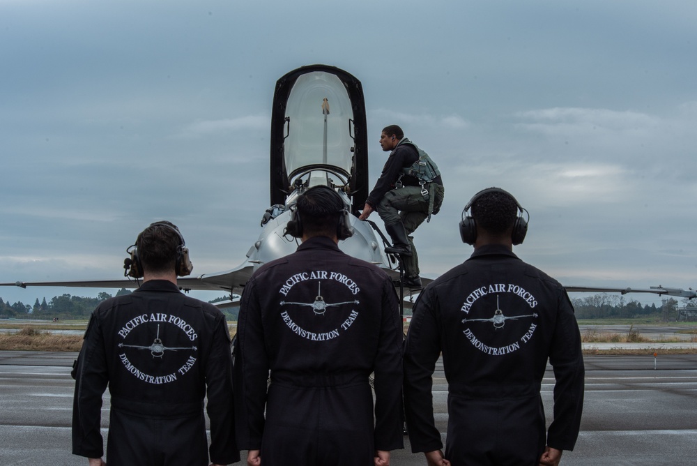 PACAF F-16 Demo Team participates in Nyutabaru Air Festival