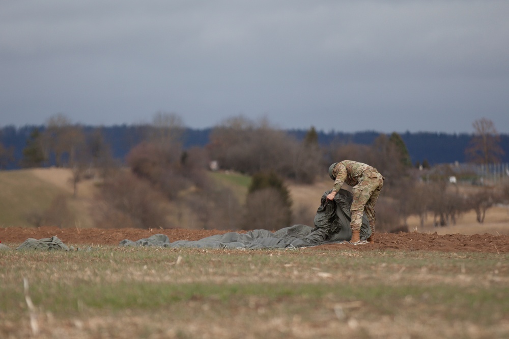 10th SFG(A) Performs Airborne Jump