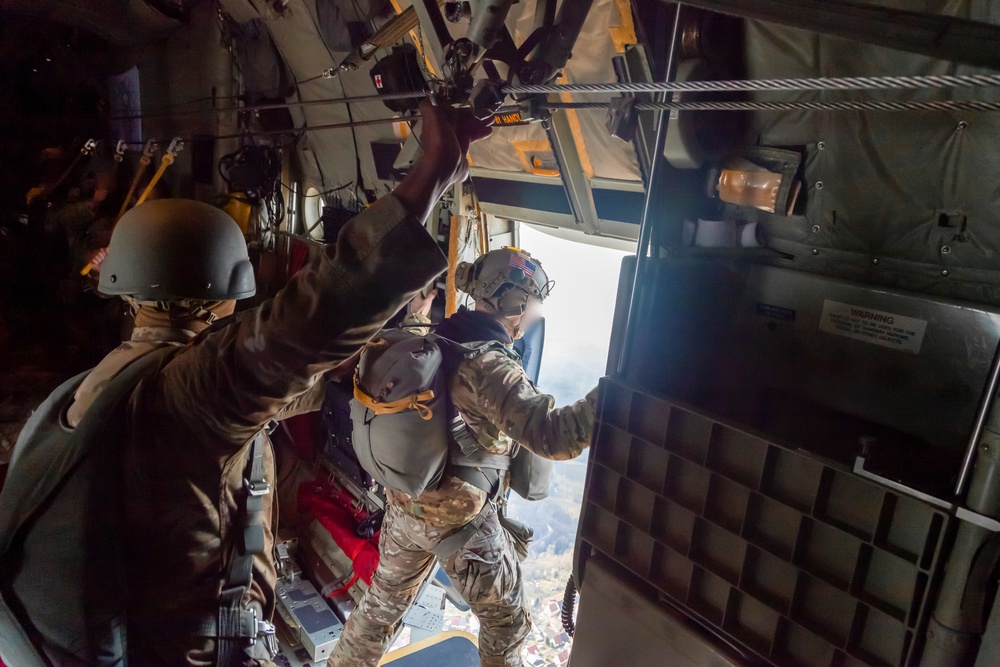 10th SFG(A) Performs Airborne Jumps