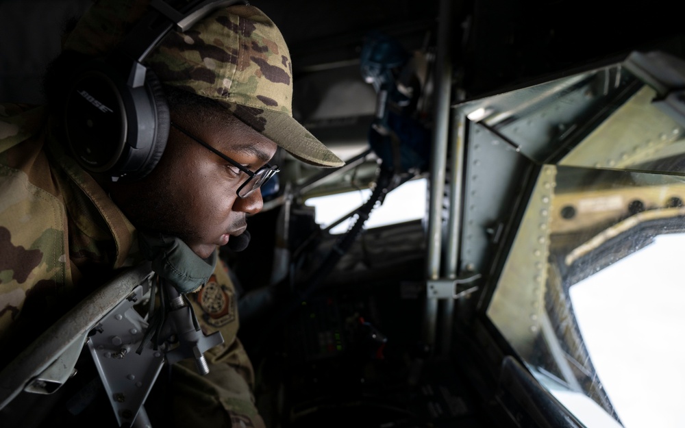 91st Air Refueling Squadron provides aerial support to Charleston C-17