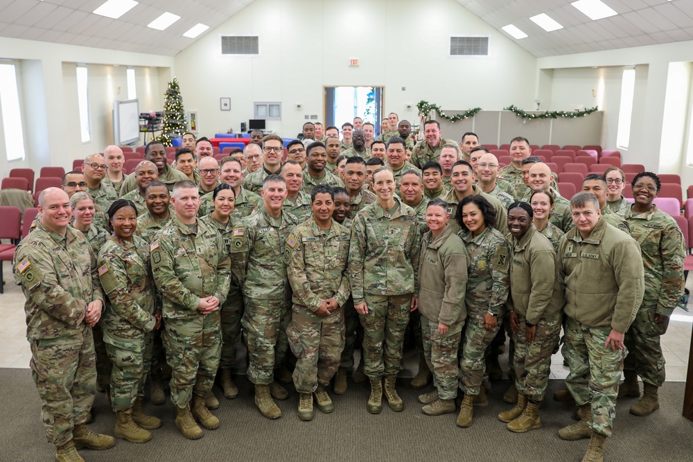 377th TSC command team visits 143d ESC deploying soldiers