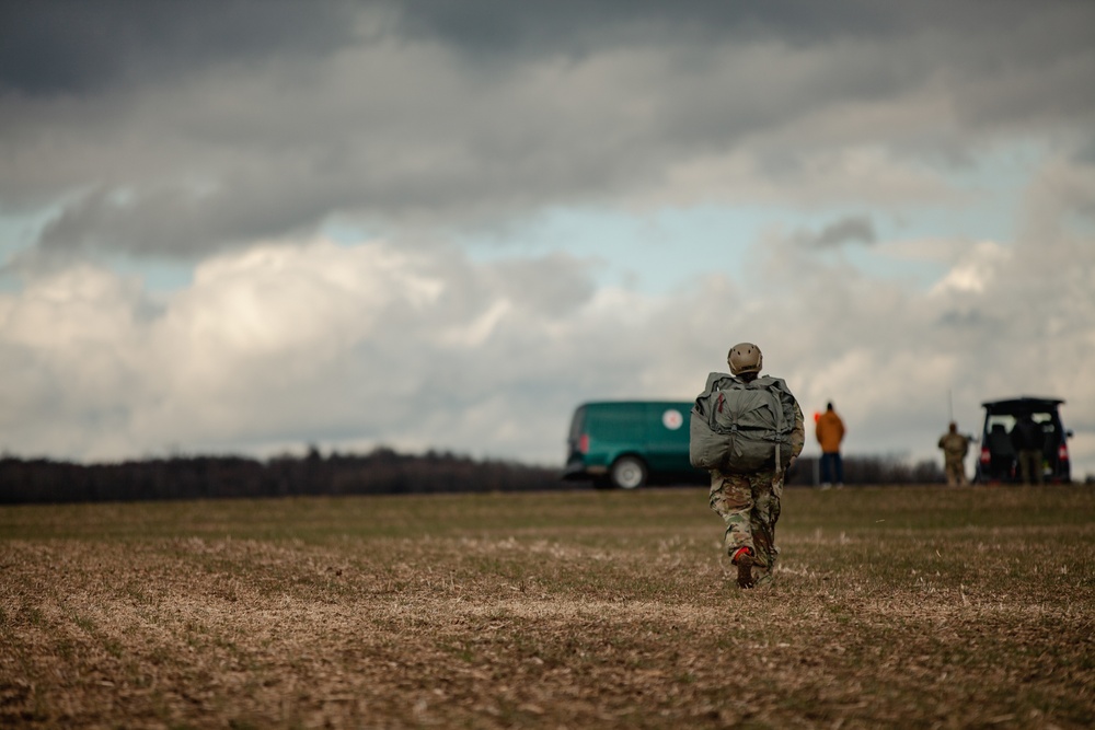 10th SFG(A) Performs Airborne Jumps