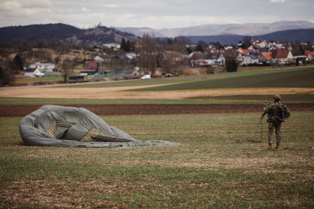 10th SFG(A) Performs Airborne Jumps