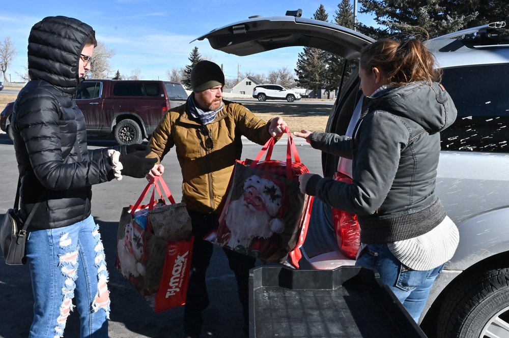 90 CONS brings holiday spirit to families in need