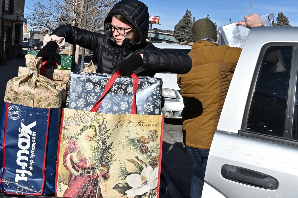 90 CONS brings holiday spirit to families in need