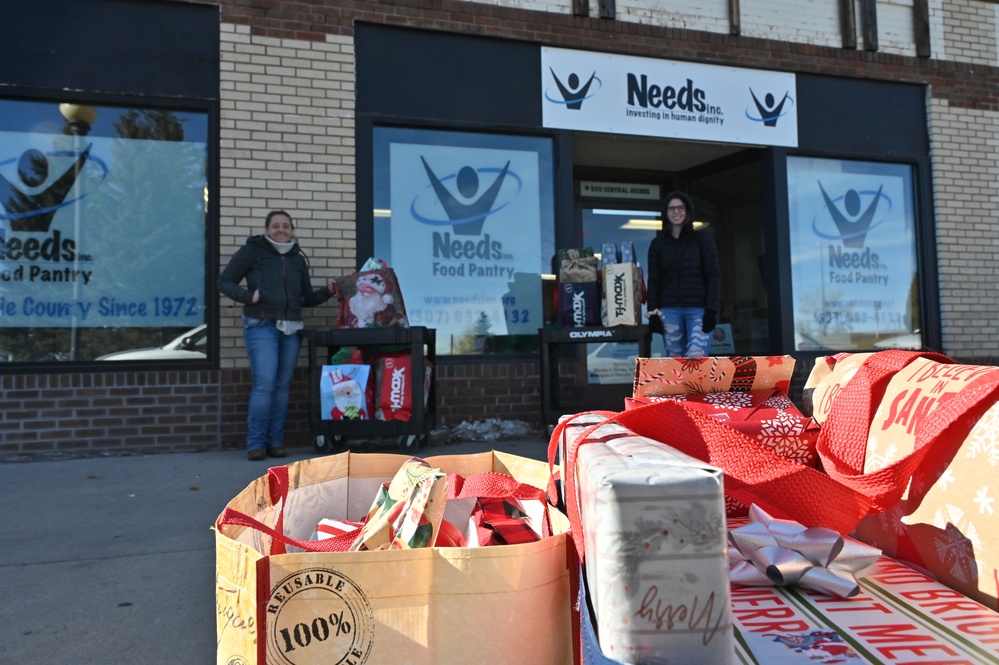 90 CONS brings holiday spirit to families in need
