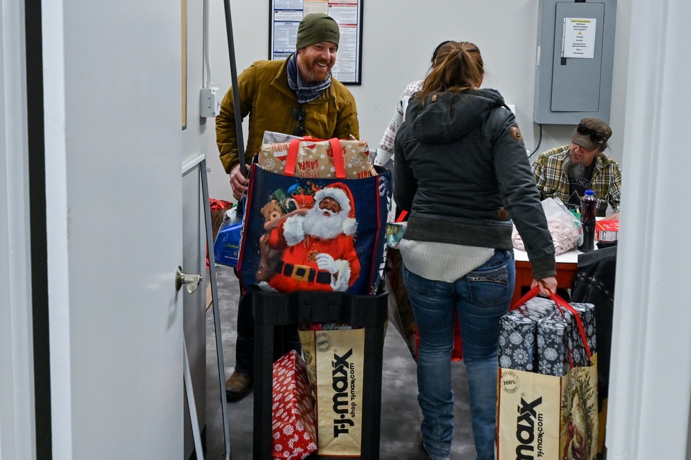 90 CONS brings holiday spirit to families in need