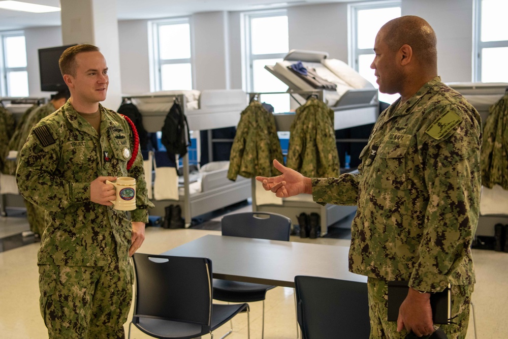 Commanding Officer Visits Recruits on Christmas